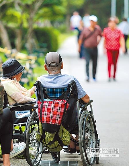 行政院明天院會將通過《所得稅法》第17條修正案,確定增列長照定額扣除額12萬元,但須排富。(黃世麒攝)