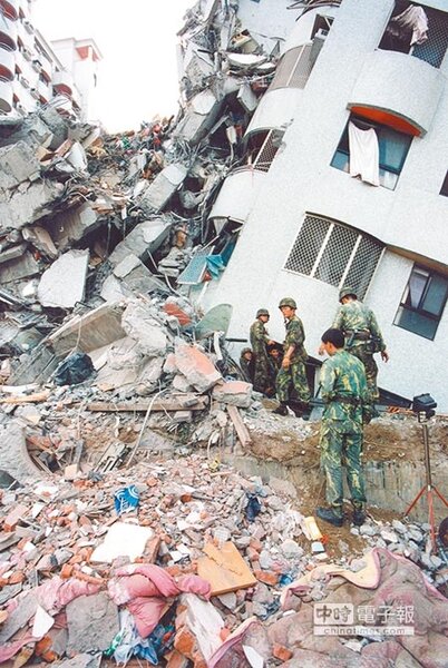 
921地震台北松山東星大樓倒塌狀況，國軍加入救援行列。圖／本報資料照片
 