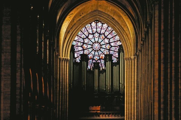 聖母院的彩繪玻璃玫瑰花窗。 （路透）