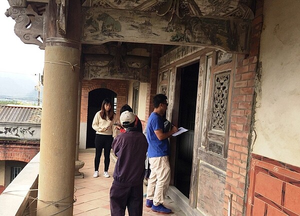 大葉大學消防安全學士學程師生接受新竹縣政府委託,「體檢」歷史建築竹東鎮甘屋渤海堂的消防安全。圖/周中祺提供