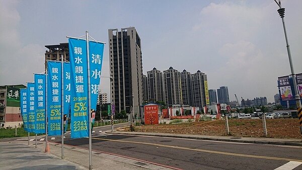 房產專家表示,「低自備款是透支民眾未來的購買力」,將來若是遇到景氣波動或是臨時有大筆現金的支出需求,造成「房貸無法如期繳款,房產恐怕就會面臨法拍風險」。陳美玲/攝影