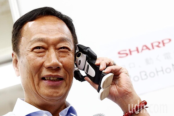 2016年日本的夏普被鴻海收購,圖為鴻海董事長郭台銘介紹夏普的手機機器人。本報資料照片