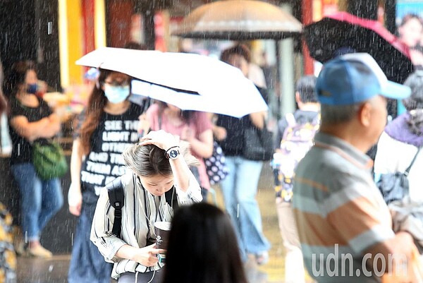 中央氣象局說，大約周五中午之後西半部就會有短暫陣雨或雷雨，其他地區也會有局部短暫陣雨或雷雨發生，建議外出攜帶雨具備用。本報資料照片