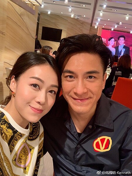 馬國明(右)幫女友黃心穎(左)說話。圖/摘自微博