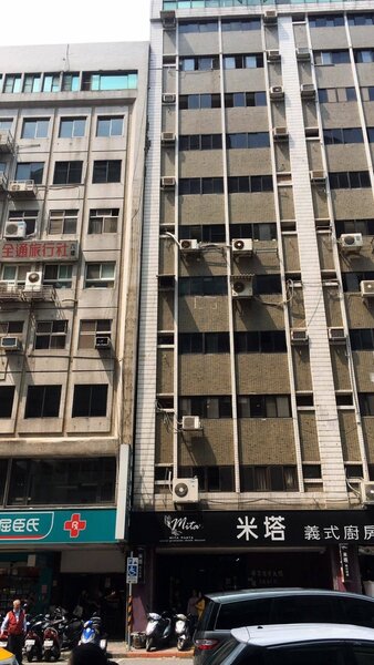 台北市長安東路二段某大樓驚傳有大樓傾斜，引起附近居民圍觀，警消人員正在現場戒備。記者蔡翼謙／翻攝