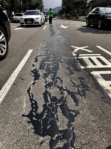 台北市松仁路華南銀行前的柏油路傳出地震後有裂縫,在網路瘋傳,經北市府派員查證,表示瀝青灑落。記者徐兆玄/攝影