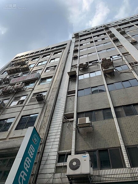 受到花蓮強震影響,長安東路2段一棟大樓傾斜,警消疏散100多名住戶,附近有不少民眾圍觀,內政部及台北市建管處官員都到場,內政部長徐國勇表示,土木技師已勘驗過,目前建物結構無立即危險。(圖擷取自爆料公社)