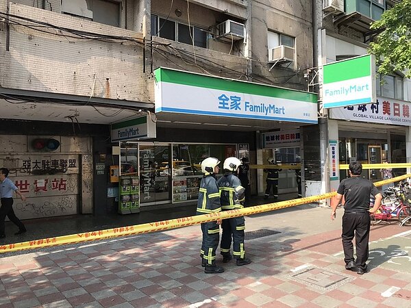 信義路4段一棟大樓也傾斜。（圖／北市消防局提供）