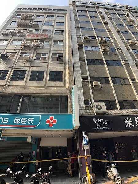 民眾表示，原本77號與81號大樓間有縫隙，現在卻「合了起來」，看了令人害怕。記者王宏舜／翻攝