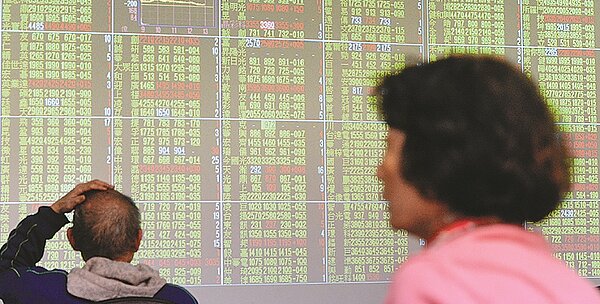 18日台股成交額衝逾1,811億,爆近半年大量。投信:投資人居高思危,反向避險。