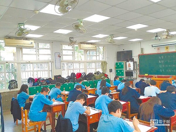 班班有冷氣政策，市議員黃婉如認為，建議電費應該由市府或家長會負擔。（甘嘉雯翻攝）