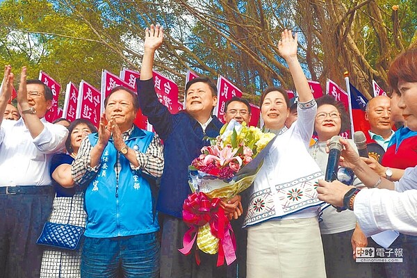 花蓮前縣長傅崐萁（前排右二）18日出獄，與妻子徐榛蔚（前排右一）一起揮手向鄉親致意。（許家寧攝）