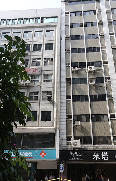 地震造成北市長安東路二段大樓傾斜,77號大樓往右壓著隔壁大樓,造成兩棟間距消失。記者許正宏/攝影