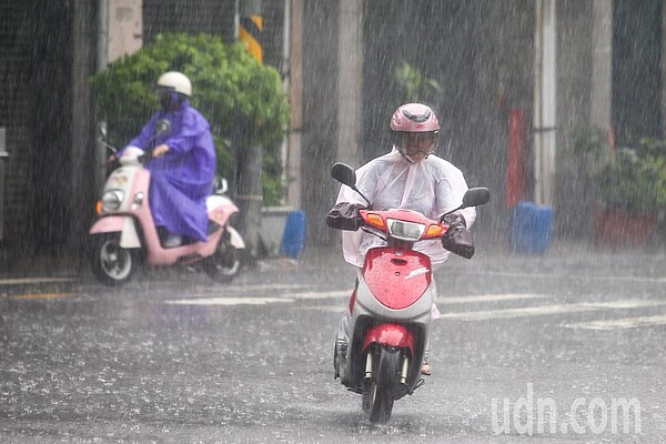 中央氣象局說，今天受華南雲雨區東移影響，各地天氣不穩定，西半部出現陣雨或雷雨的機率高，局部地區容易有短時強降雨造成的大雨。