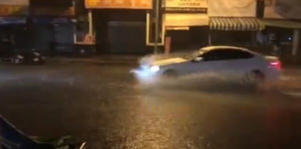 今天凌晨4時，台南下起一場雷陣雨，有民眾拍下大雨過後路面積水狀況。圖／「我住安南區討論交流版」