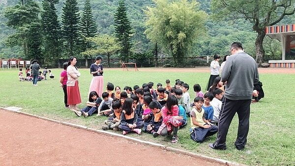 花蓮銅門國小學生在地震發生時,在老師引導下逃出教室,在操場集合確認安全。 圖/校方提供