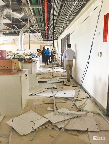 位於南港的衛生福利部大樓天花板、輕鋼架被震落，電線散落一地。（衛福部提供）