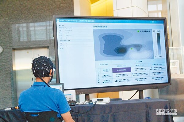 台北科技大學機械工程系教授劉益宏率團隊研發,首創以人工智慧技術開發智能腦波輔助系統,診斷憂鬱症,獲得仁寶電腦投資。(北科大提供)