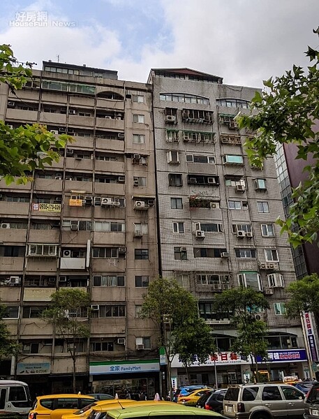 台北市信義路四段的富貴角大樓,經過建管處勘查後,確認無立即危險,住戶已經陸續返回。照片台北市建管處提供