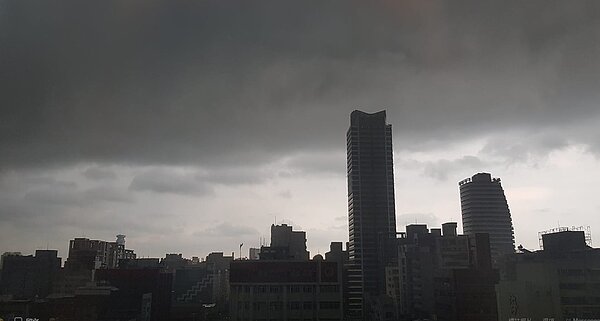高雄市天空烏雲密布(網友提供)