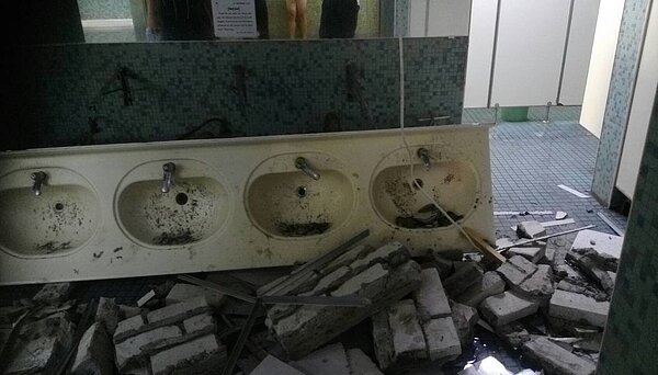 花蓮強震後,台師大「男一」宿舍廁所天花板掉落、洗手台垮掉、水管破裂。圖/台師大提供