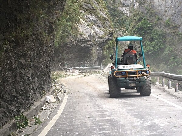 台8線中橫公路昨天整地、清除落石。圖/公路總局提供