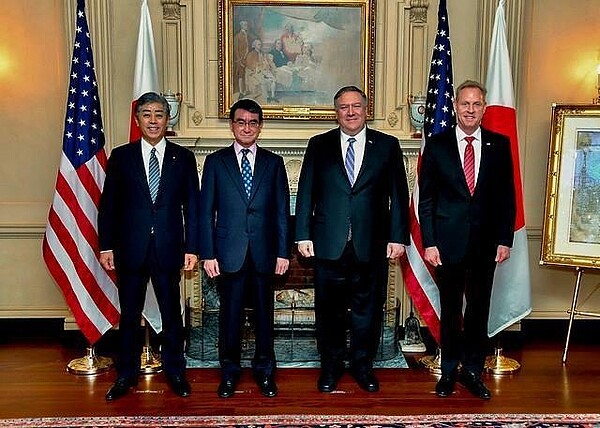 龐培歐(右2)、美國代理國防部長夏納翰(右1)、日本外務大臣河野太郎(左2)、日本防衛大臣岩屋毅19日在華府舉行外交國防2+2會談。圖/取自美國國務院臉書