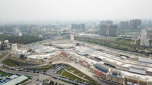 百貨戰一波又一波,現在更從蛋黃區打到蛋白區,桃園青埔GLORIA OUTLETS華泰名品城拼5月8日全區正式開幕,三年內拼百億盈收。 圖/GLORIA OUTLETS華泰名品城提供