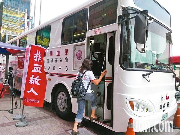 壞天氣不僅影響心情,更讓全台血庫偏低,尤其北部、中部總庫存都只有4天,血液基金會呼籲,熱血民眾可趁著今天好天氣就近至各捐血點捐血。記者陳婕翎/攝影