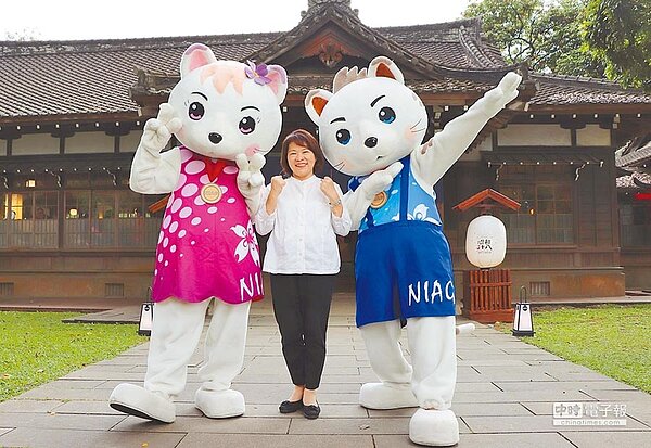 嘉義市長黃敏惠與全大運吉祥物合作宣傳,拚運動觀光經濟。(廖素慧翻攝)