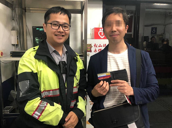 日籍旅客落合說,早就聽說台灣處處充滿人情味,這次遺失皮夾更讓他感受到台灣人民的善良、純樸,感謝警方的熱心協尋,並與負責此案的警員賴譽中合影留念。記者李隆揆/翻攝