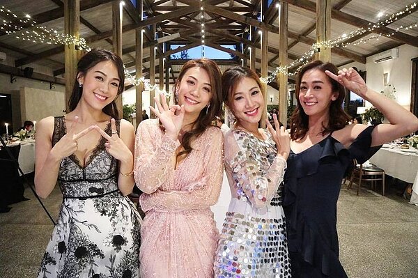 黃心穎（左）與三個姊姊合照。 圖／擷自黃心穎IG