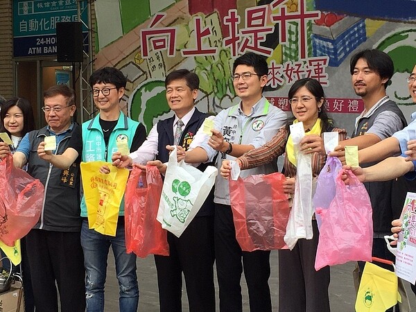 主婦聯盟在台中市西區向上市場推減用塑膠袋,盼市場減塑成為台中市政亮點。圖/主婦聯盟提供
