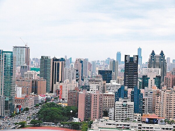 拚經濟是高雄市長韓國瑜施政主軸之一,帶動高雄市房市走熱,最近新建案不斷增加。 記者謝梅芬/攝影