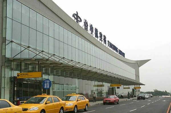 遠東航空一架澎湖飛台中ATR72-600型客機,20日晚間9時許降落台中國際機場時,疑因跑道濕滑,機身突然左偏。(報系資料照)