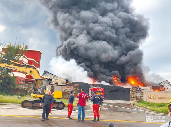 彰化西濱工業區線西鄉資源回收工廠大火狂燒，過程產生大量濃煙，直衝30公尺高空。（吳敏菁翻攝）