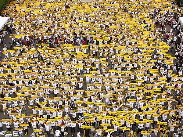 交通部2月預告修訂「汽車運輸業管理規則103-1條」，也被稱為Uber條款，新法規不久將生效，Uber駕駛今天集結凱達格蘭大道，表達不滿。 圖／網路平台叫車代僱駕駛自救會提供