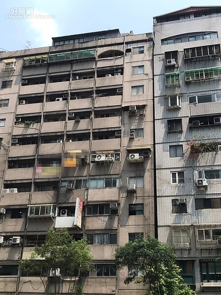 台北市信義路四段的富貴角大樓,從921震災後,就發生傾斜。李彥穎攝