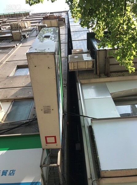 從下方仰視,台北市信義路四段的富貴角大樓傾斜狀況明顯。李彥穎攝