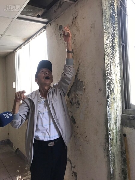 富貴角大樓住戶林老先生表示,地震造成家裡結構受損,希望政府協助促成都更。李彥穎攝