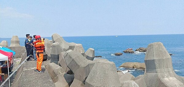 基隆市吳男前日失蹤,疑似落海潮境公園,海巡人員出動搜索未果,今在萬里海域發現吳男遺體。圖/第二岸巡隊提供