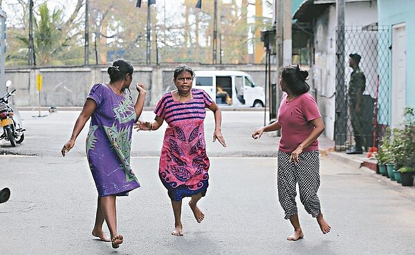 斯里蘭卡可倫坡聖安東尼教堂附近一輛廂型車廿二日爆炸。 (美聯社)