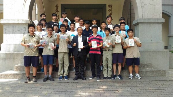 台南一中最近師生合作出版《精準命中！國寫全面解析》一書成為暢銷書。圖／南一中提供