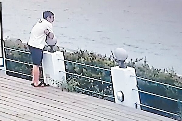 新北泰山小姊弟命案,失聯父親吳姓男子在案發後,出現在三芝海邊某咖啡廳後院看海,隨後步向沙灘失去行蹤。 記者林昭彰/翻攝