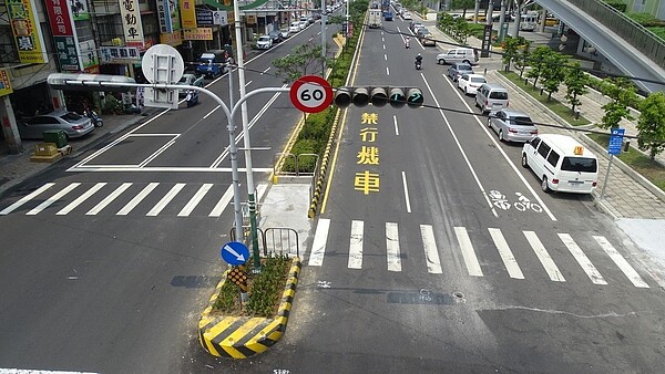 公路總局選定彰化縣員林市員林、員基兩家醫院前方的莒光路大路口，設置中部第一處「Z」字型斑馬線，讓行人兩段式安全地穿越道路。 記者何烱榮／攝影