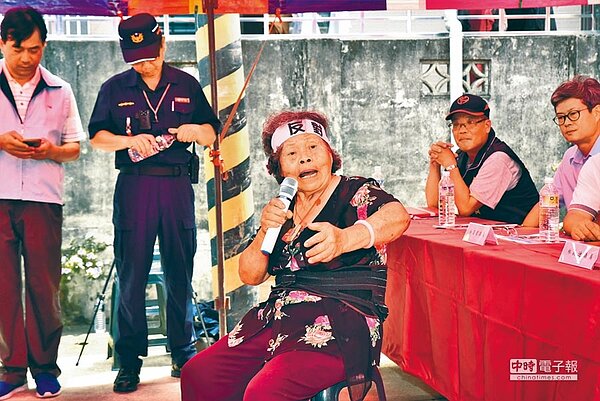 一名老婦人抗議高雄市政府在旗尾設立旗山生命紀念園區。（林瑞益攝）