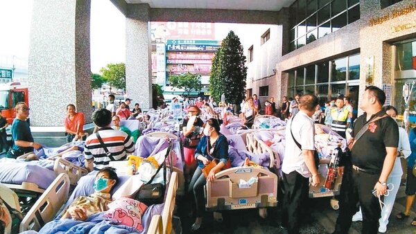 台北醫院附設護理之家去年八月大火造成十五死十四傷，檢方起訴潘姓代理護理長和陳姓護理師。 圖／消防局提供