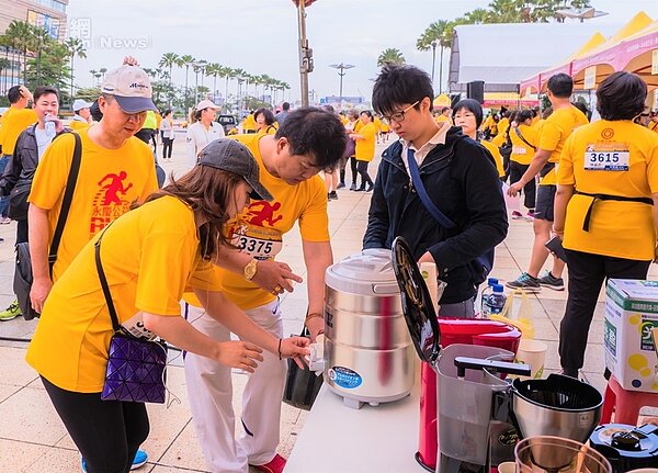 路跑園遊會熱鬧非凡,協辦單位歐舍咖啡亦設立補給站,提供免費咖啡供跑者能量補給。(圖永慶不動產提供).jpg
