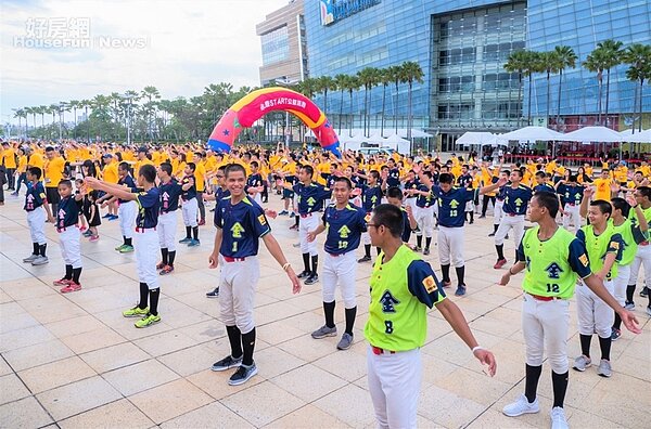 永慶不動產高雄地區1300名員工及前金國中棒球隊小球員們一同為路跑暖身做準備。(圖永慶不動產提供)