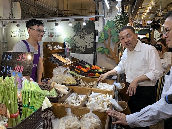 永安市場內的「菇菇森林」,李老闆是二代接手,目前攤位有3分之1賣的是雲林爸媽聯合其他小農的作物,他們用木盒分別放菜,營造整齊溫馨感。記者魏翊庭/攝影